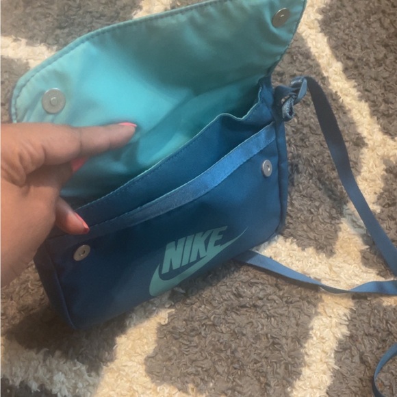 Nike crossbody light stain worn 3 times - Picture 5 of 5